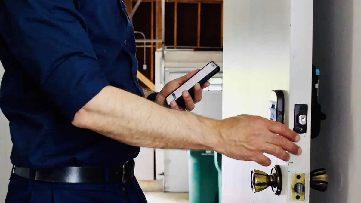 Yale | LiftMaster Smart Touchscreen Deadbolt 2